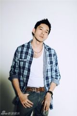 组图：立威廉化身百变型男 圣诞写真大片温馨出炉