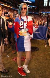 组图：凯蒂佩里鬼马造型亮相超级碗开场秀