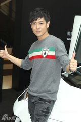 组图：林志颖挺跑车满口爸爸经 工作忙婚礼仍在商榷