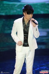 组图：古巨基白衣帅气献唱入围曲《恋无可恋》