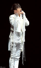 组图：快男华晨宇水晶礼服化身冰雪王子