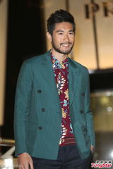 组图：安以轩性感亮相 马桶上感受地震