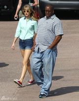 组图：泰勒空中弹跳孩子气 蓝色短裙修长美腿