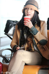 组图：小陶虹素颜现身机场 心情大好与助理说笑