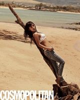 组图：李孝利沙滩拍仔裤广告 低胸爆乳身材火辣