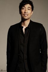 组图：王千源黑色西装显俊朗 都市新晋偶像风范
