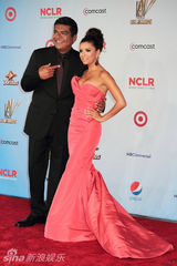 组图：伊娃-朗格利亚低胸礼服亮相 展露好身材