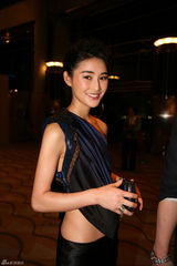 组图：陈燃出席亚洲电影节 香肩半露优雅性感