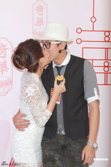 组图：洪天明周家蔚夫妻档甜蜜出镜秀恩爱