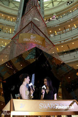 组图：舒淇上海点亮璀璨“水晶圣诞树”