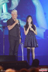 组图：巫启贤与女儿合唱 草蜢曾志伟助阵