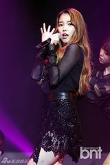 组图：歌手IU透视装宣传新专辑告别甜美展性感