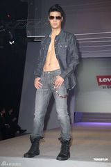 组图：吴尊秀健硕身材否认已婚 田馥甄展露性感曲线