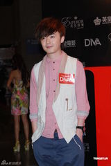 组图：容祖儿透视装助阵新片首映 谢霆锋捧场