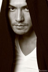 组图：严宽黑白写真型男诱惑 眼神犀利