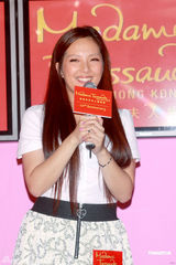 组图：卫兰不介意被“胸袭” 不惧与杨千嬅同台PK