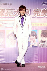 幻灯图集：贺军翔帅气代言似王子 吸金功力大增