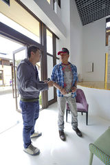 组图：胡军李亚鹏现身COART现场卖萌合照