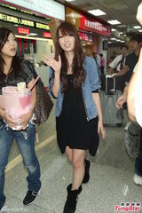 组图：波多野结衣清新打扮赴台展亲切笑容