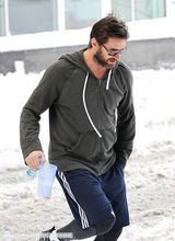 组图：休-杰克曼带孩子玩雪 小艾娃骑单杠玩得疯