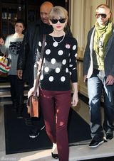 组图：泰勒亮相伦敦红唇性感 黑白圆点装复古风