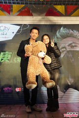 组图：韩庚前导画册狂热签售 粉丝蜂拥而至