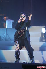 组图：陈奕迅台北火热开唱 台上大玩变装秀