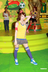 幻灯图：黑涩会美眉参加世界杯活动 看球不为看帅哥