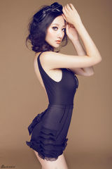 组图：张舒媛深V黑裙秀美腿 优雅性感尽显好身段