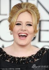 组图：阿黛尔产后首次公开亮相 丰腴依旧开怀笑