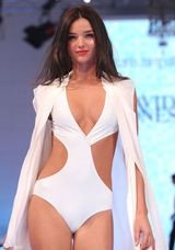 组图：超模米兰达-可儿悉尼走秀性感美艳