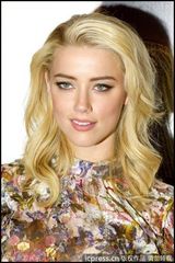 组图：约翰尼-德普亮相新片记者会 女主角花枝招展