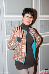 组图：白雪仙梅雪诗纪念任剑辉 贵气珠宝环身