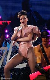 幻灯图集：蕾哈娜巡演 连身三角裤沿袭Gaga风潮