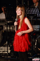 组图：英国人气Connie Talbot香港开唱 红裙可爱