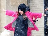组图：小苏瑞玫红大衣赴学校 雪花中欢舞超开心