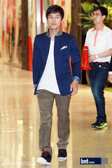 组图：韩国组合神话两人一组3地办签名会谢粉丝