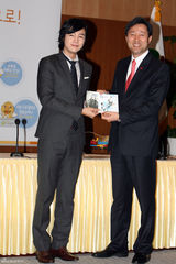 高清组图：韩星张根锡担任首尔新形象宣传大使