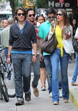 组图：美丽辣妈索菲亚与帅儿子纽约购物