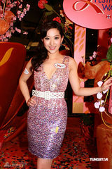 幻灯图集：熊黛林华美礼服亮相 表演优美花灯舞 