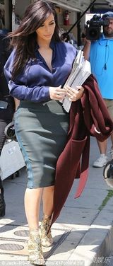 组图：卡戴珊赴书店狂购杂志 钟意与老公封面照