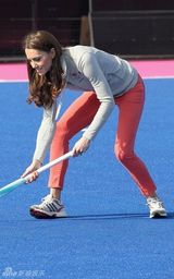 组图：凯特王妃玩曲棍球 大秀运动天赋