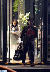 组图：伊能静与经纪人晚餐情绪低 传与秦昊情淡