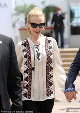 组图：妮可做评委老公探班 二人牵手甜蜜恩爱