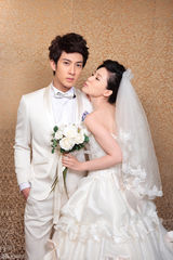组图：吴尊刘梓妍曝光婚纱剧照 二人相依甜美十足