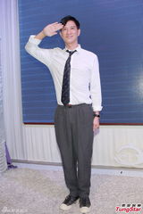 组图：张家辉难忘昔日受训点滴 行军礼显帅气