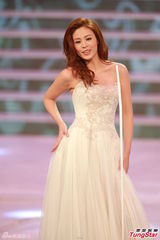 组图：港姐总决赛低胸白裙开场 舞台梦幻唯美