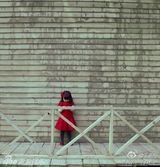 组图：王诗龄再变红裙小公主 与考拉比萌