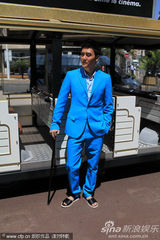 组图：冯绍峰带伤拄拐似绅士 悠闲坐观光车逛沙滩