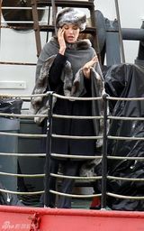 幻灯图集：《特工盐》热拍 朱莉贵妇打扮偷空打电话